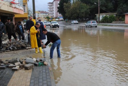 Manavgat'ta 3 işyerini su bastı