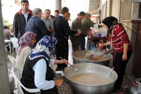 Manavgat'ta Cuma Namazı Çıkışında 15 Bin Kase Aşure Dağıtıldı