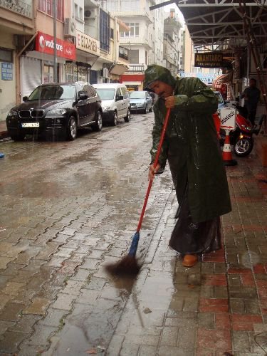 Manavgat'ta Fırtına Ve Yağmur, Hayatı Olumuz Etkiliyor