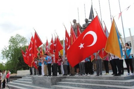 Manavgat'ta Gençlik Haftası halk oyunları gösterisiyle başladı