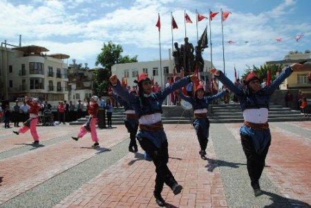 Manavgat'ta Gençlik Haftası halk oyunları gösterisiyle başladı