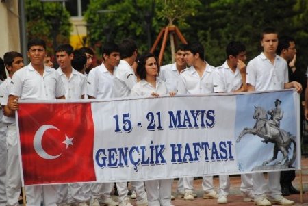 Manavgat'ta Gençlik Haftası halk oyunları gösterisiyle başladı
