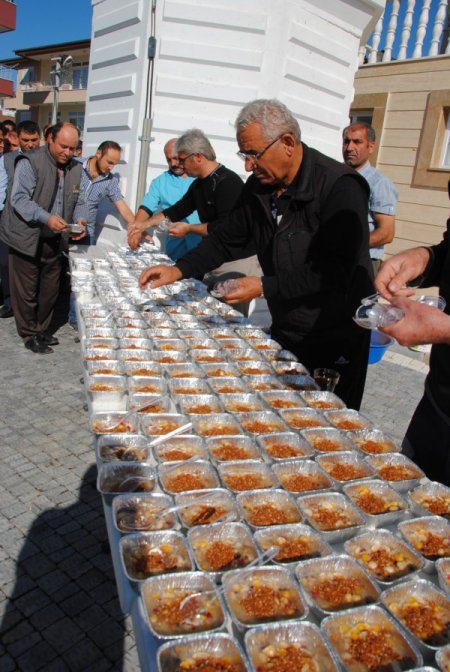 Manavgat'ta hayırsever iş adamı 5 bin kase aşure dağıttı