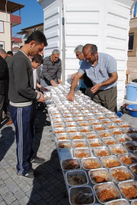 Manavgat'ta hayırsever iş adamı 5 bin kase aşure dağıttı