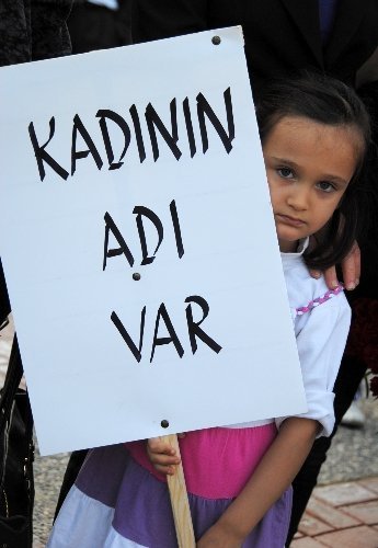 Manavgat'ta kadın cinayetleri protesto edildi