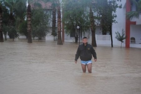 Manavgat'ta Karpuz Çayı Taştı, Tatil Siteleri Sular Altında Kaldı
