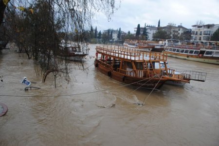 Manavgat'ta metrekareye 70 kilo yağmur suyu düştü