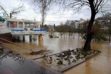 Manavgat'ta metrekareye 70 kilo yağmur suyu düştü