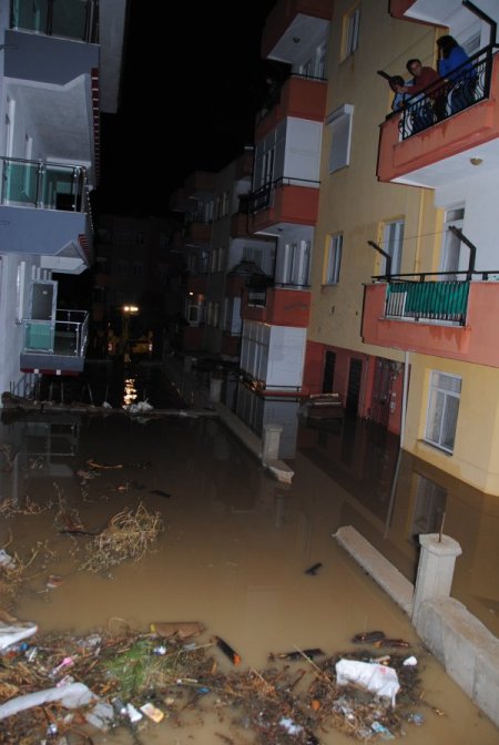 Manavgat'ta sağanak yağış su baskınlarına yol açtı