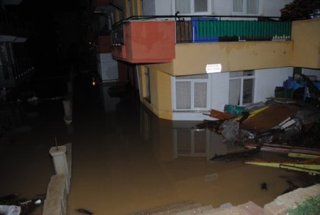 Manavgat'ta sağanak yağış su baskınlarına yol açtı