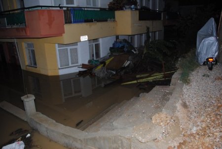 Manavgat'ta sağanak yağış su baskınlarına yol açtı