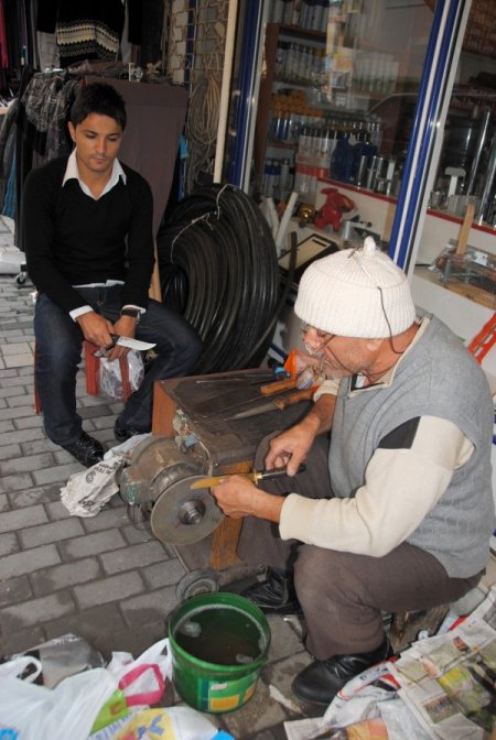 Manavgat'ta tek bıçak bileycisi, yoğunluk karşısında randevulu çalışıyor