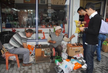 Manavgat'ta tek bıçak bileycisi, yoğunluk karşısında randevulu çalışıyor