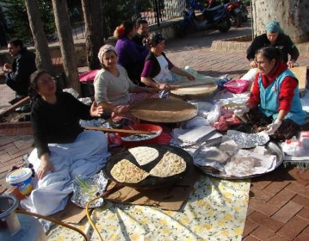 Manavgat'ta Yaşayan Aleviler, Yardıma Muhtaç Ailerler İçin Kermes Düzenledi
