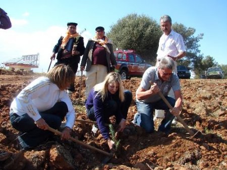 Manavgat'ta Yörükler İle Yerleşik Turistler Birlikte Çam Fıstığı Fidanı Dikti
