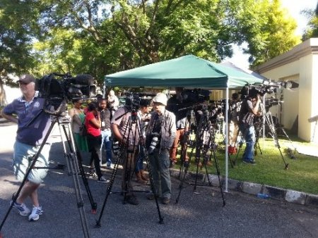 Mandela taburcu oldu: Medya evin önünde kamp kurdu