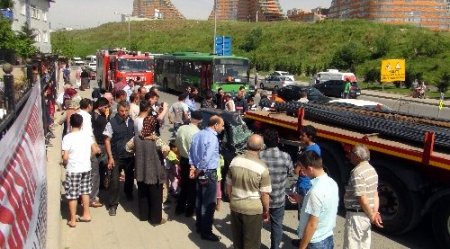 Manevra yapan TIR'a arkadan çarptılar