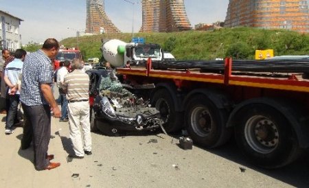 Manevra yapan TIR'a arkadan çarptılar