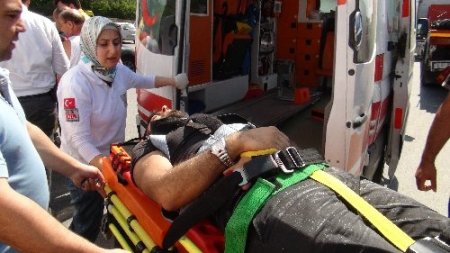 Manevra yapan TIR'a arkadan çarptılar