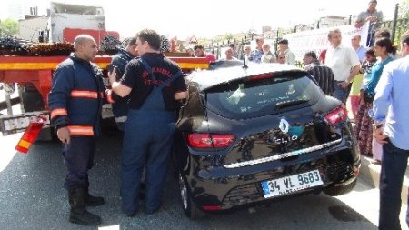 Manevra yapan TIR'a arkadan çarptılar