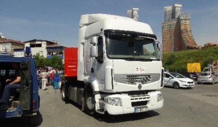 Manevra yapan TIR'a arkadan çarptılar