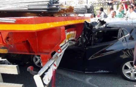 Manevra yapan TIR'a arkadan çarptılar