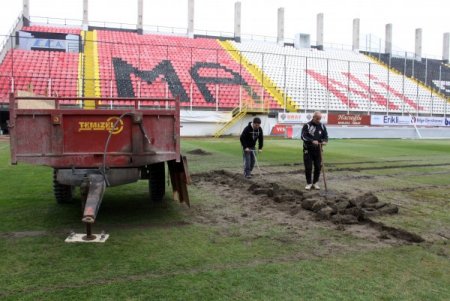 Manisa 19 Mayıs Stadı'nın çim zemini bakıma alındı