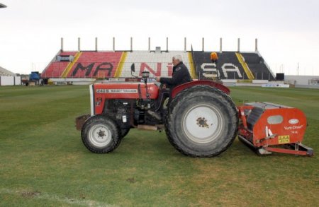 Manisa 19 Mayıs Stadı'nın çim zemini bakıma alındı