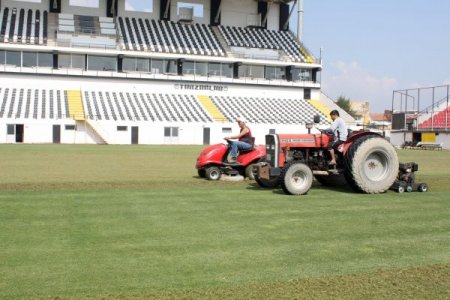 Manisa 19 Mayıs Stadı'nın çim zemininin bakımı yapıldı