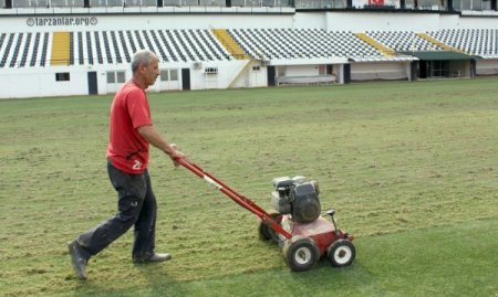 Manisa 19 Mayıs Stadı'nın çim zemininin bakımı yapıldı