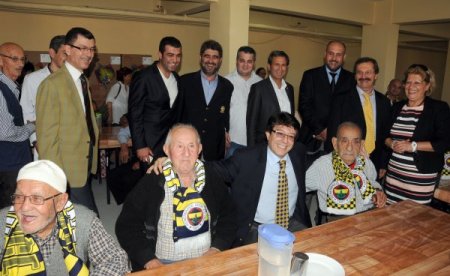 Manisa Fenerbahçeliler Derneği huzurevine buzdolabı ve televizyon hediye etti