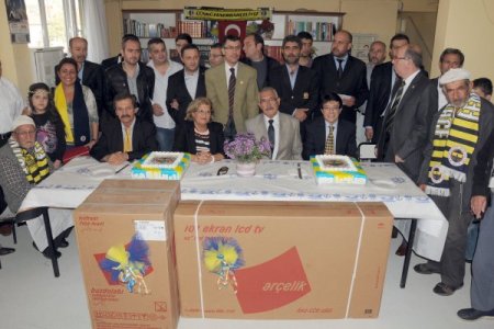 Manisa Fenerbahçeliler Derneği huzurevine buzdolabı ve televizyon hediye etti