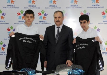 Manisa Milli Eğitim Müdürü Altınsoy, Dereceye Giren Öğrencileri Ödüllendirdi