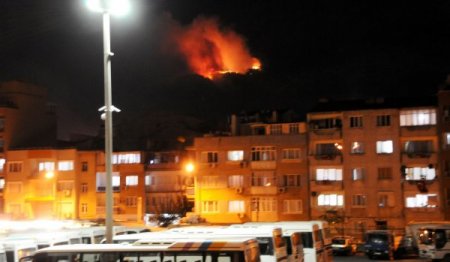 Manisa Spil Dağı'nda çıkan yangın, rüzgarın etkisiyle hızla yayılıyor