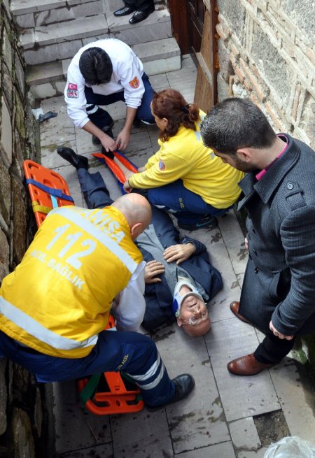 Manisa Sultan Camisi'nden saçılacak 5 ton mesir macununun duası edildi