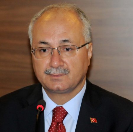 Manisa Ticaret Borsası öğrencilere bin çift ayakkabı dağıttı