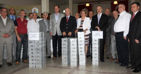 Manisa Ticaret Borsası öğrencilere bin çift ayakkabı dağıttı