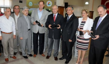 Manisa Ticaret Borsası öğrencilere bin çift ayakkabı dağıttı