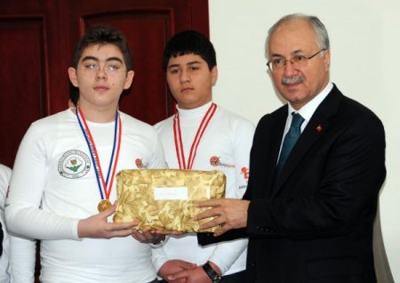 Manisa Valisi Daşöz, Robot Yarışmasında Birinci Olan Öğrencileri Ödüllendirdi