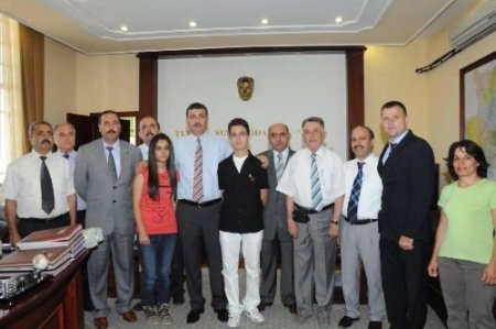 Manisa Valisi Güvenç, Sbs'de Dereceye Giren Öğrencileri Ödüllendirdi