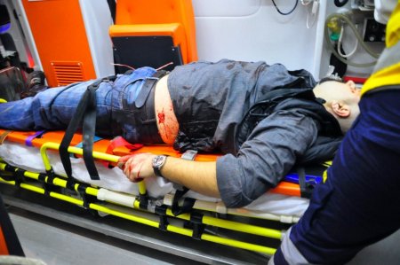 Manisa'da, baba ve oğlu sokak ortasında bıçaklandı