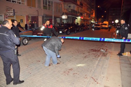 Manisa'da, baba ve oğlu sokak ortasında bıçaklandı