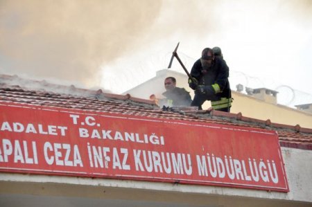 Manisa'da, cezaevi ziyaretçi kabul binasında yangın çıktı