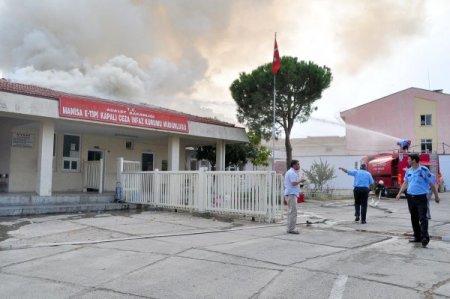 Manisa'da, cezaevi ziyaretçi kabul binasında yangın çıktı
