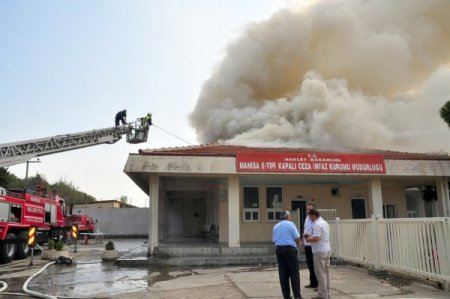 Manisa'da, cezaevi ziyaretçi kabul binasında yangın çıktı