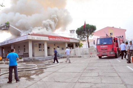 Manisa'da, cezaevi ziyaretçi kabul binasında yangın çıktı