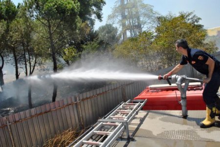 Manisa’da, Eski Sümerbank Arazisi Yandı