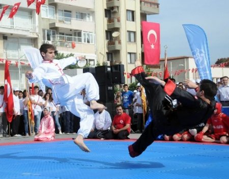 Manisa'da, Gençlik ve Spor Bayramı coşkuyla kutlandı