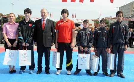 Manisa'da, Gençlik ve Spor Bayramı coşkuyla kutlandı