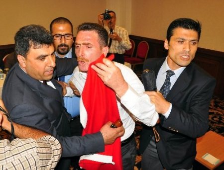 Manisa'da Akil İnsanlar Heyeti'nin toplantısında bayrak gerginliği yaşandı